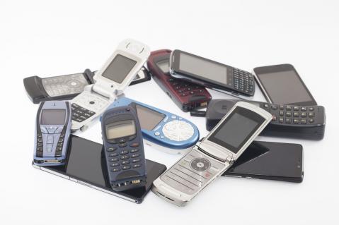 Haufen von alten Smartphones, Handys, Tablets