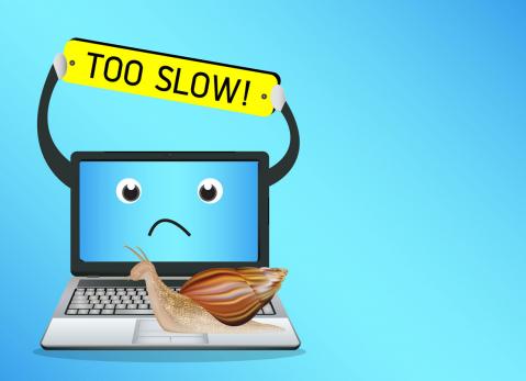 Zeichnung Laptop, über dem ein Too slow Schild steht, Schnecke kriecht über das Gerät zu Artikel: Internetanschluss zu langsam