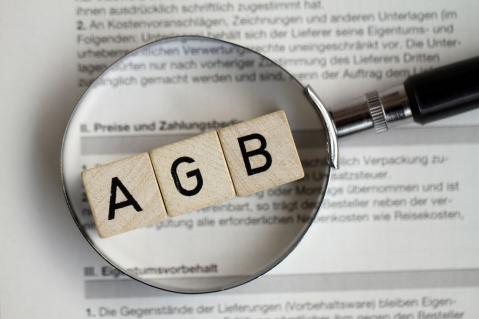 Vertrag mit Buchstaben unter Lupe