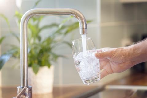Glas wird mit Leitungswasser befüllt zu Artikel: Muss ich Leitungswasser filtern