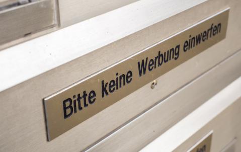 Nahaufnahme Briefkasten: Bitte keine Werbung einwerfen