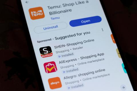 Nahaufnahmen Smartphone mit Shopping-Apps Temu, AliExpress, SHEIN