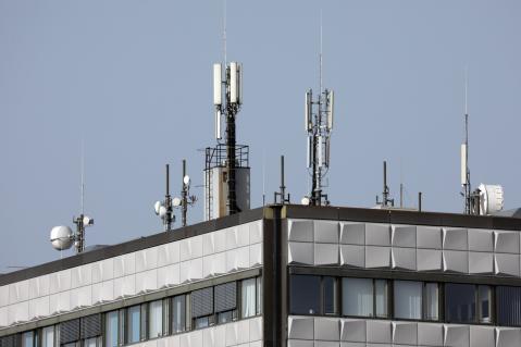 Mobilfunkmasten auf Bürogebäude