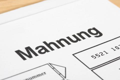 Nahaufnahme einer Mahnung