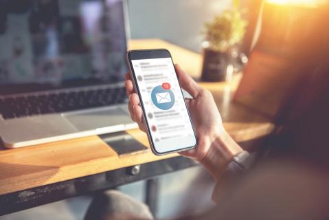 Frau Smartphone hat Mails empfangen