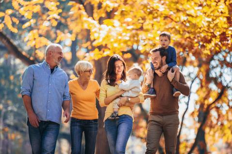 Oma, Opa, Familie mit zwei Kindern im Herbstwald zu Artikel: Selbst bestimmen - rechtzeitig vorsorgen