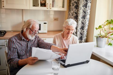 Älteres Ehepaar in Küche am Laptop zu Artikel: Wenn der Kontowechsel schiefgeht