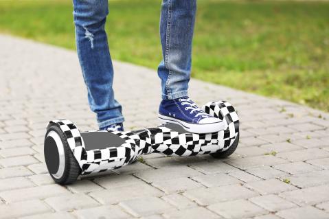 Füße einer Jugendlichen auf Hoverboard.