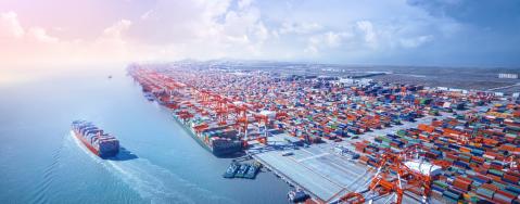 Containerschiff verlässt den Hafen