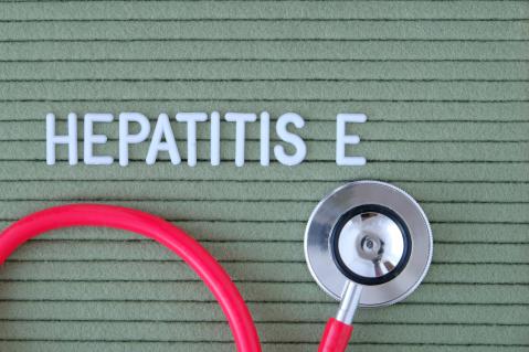 Hepatitis E als Schriftzug mit rotem Stetoskop