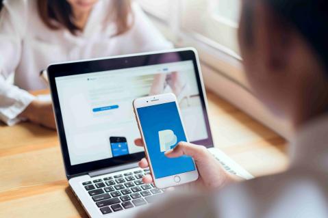 Paypal auf Rechner und auf Mobiltelefon Handy