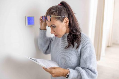 Frau schaut auf die Abrechnung Energieabrechnung