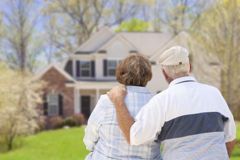 Rentner vor Ihrem Haus mehr Rente