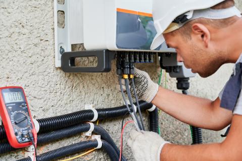 Photovoltaikanlage Handwerker schließt Anlage an