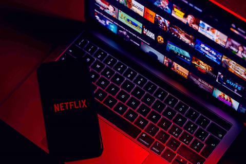 Laptop und Handy mit Netflix drauf