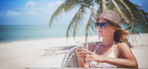 Frau am Strand mit Palmen