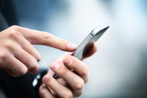 Nahaufnahme Hände mit Smartphone - primastrom will Rückruf erzwingen